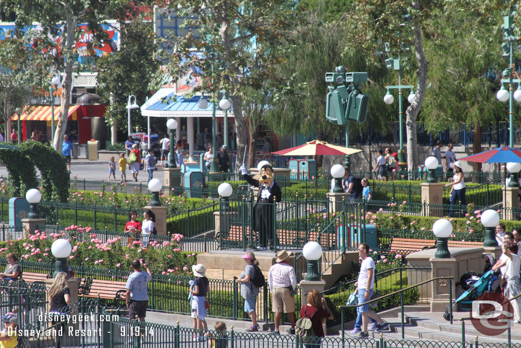 Goofy was out conducting an Instant Concert as I made my way around the Bay.