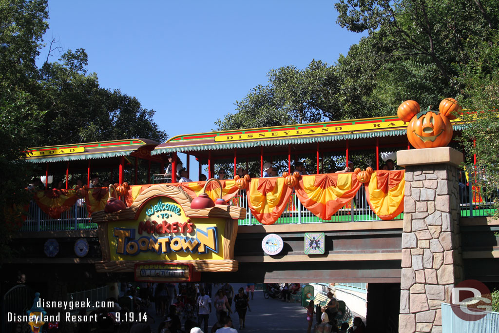 Somehow I did not look up last week.. Some Halloween decorations as you enter Toontown.