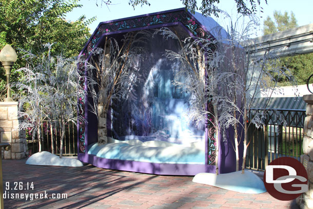 A photo location for the Halloween Party set up in the Small World Mall. Looks like the Frozen cast will be outside for the party.   There was a steady stream of guests going over/under the ropes for pictures with the empty set.