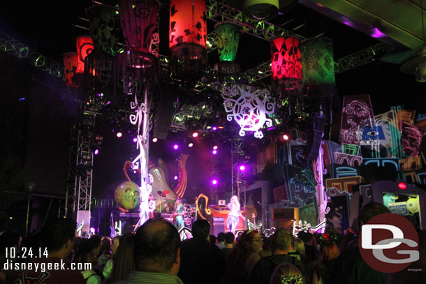 The Mad T Party Band performing.