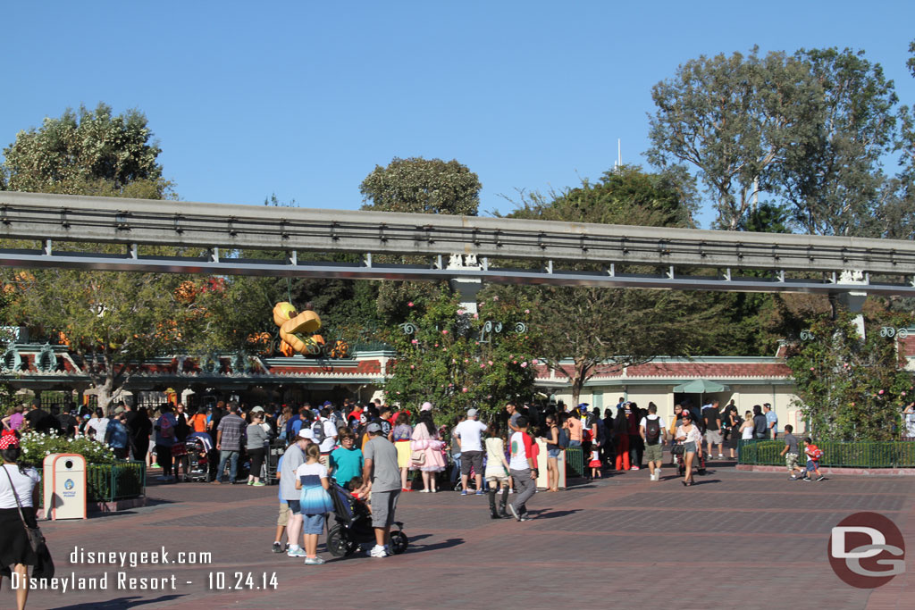 Time to head to Disneyland.  To the right guests lining up for the party.  To the left out of frame empty turnstiles for us day guests.