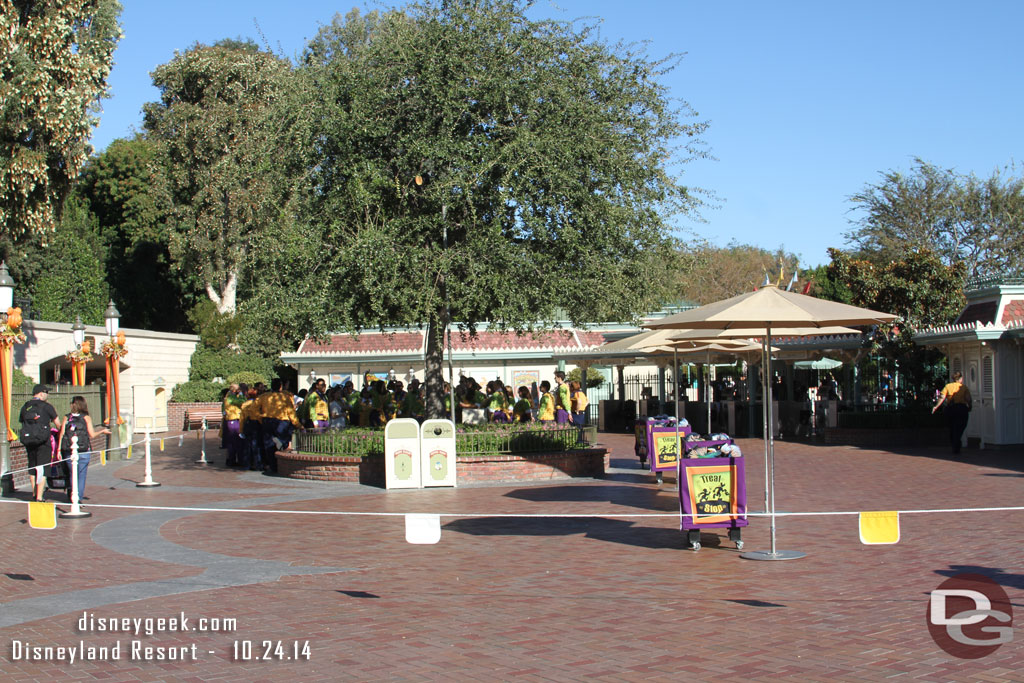 Inside they cast members were having a meeting before the gates opened (it was just after 3:30 when I entered, I believe the party gates open at 4:00).