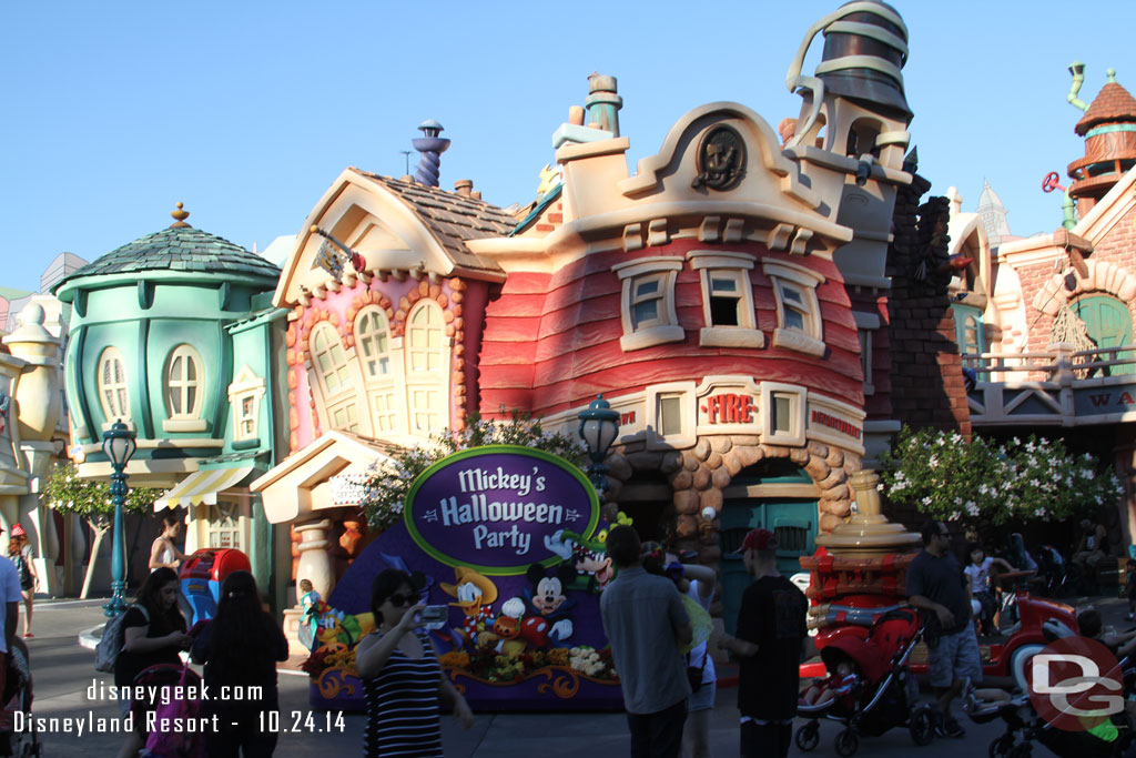 Stopped by Toontown. This week the Halloween Party photo op was pushed front and center as you entered.