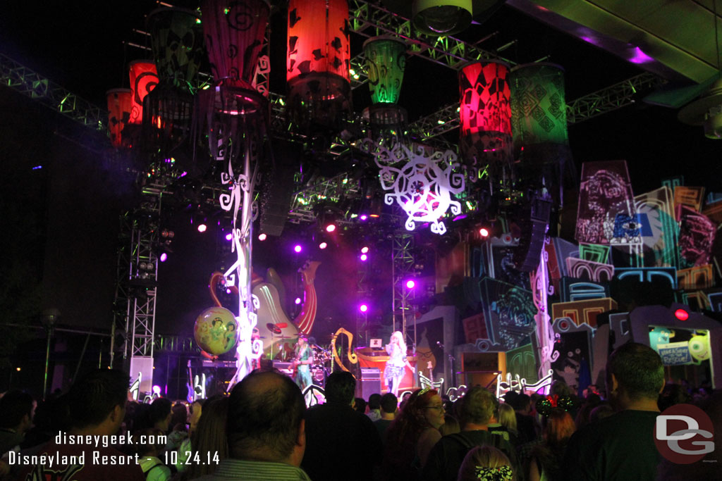 The Mad T Party Band performing.