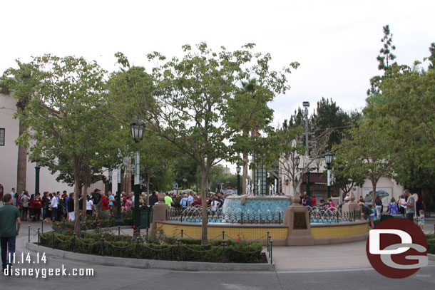 The crowd gathering for the rope drop, most looked to be heading toward the FastPass distribution for the Racers.