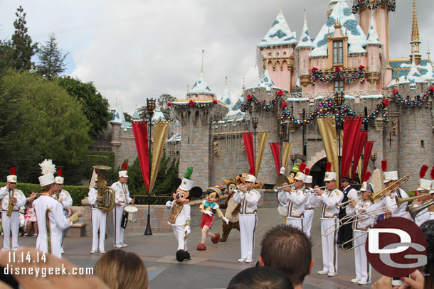 Mickey and the gang arriving.