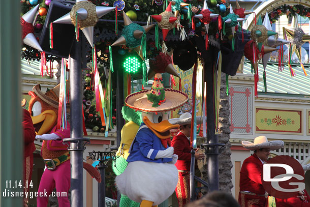 Viva Navidad! has returned to Paradise Gardens.  The Street Party was in full swing when I arrived in the area.