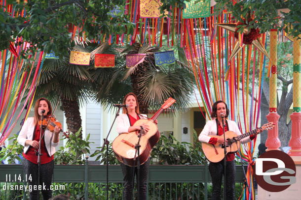 Tio Ellas performing on the bandstand