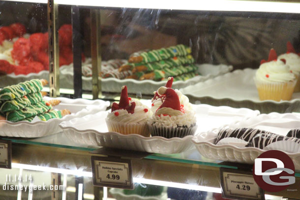 Over to Buena Vista Street and Trolley Treats.  Holiday Cupcakes.