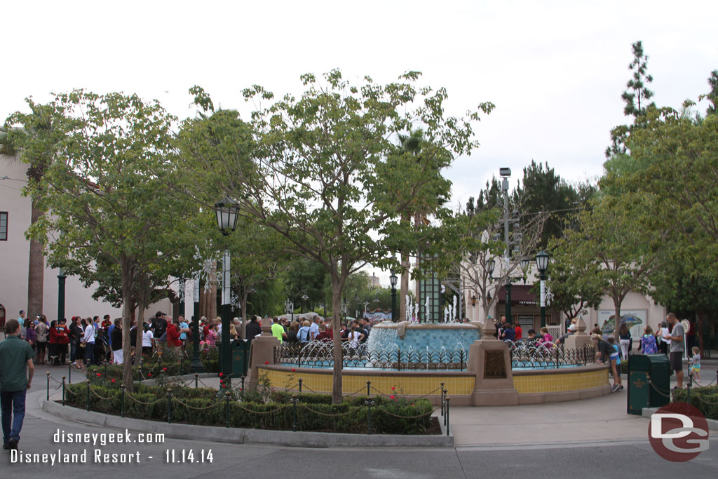 The crowd gathering for the rope drop, most looked to be heading toward the FastPass distribution for the Racers.