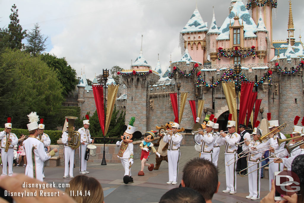 Mickey and the gang arriving.