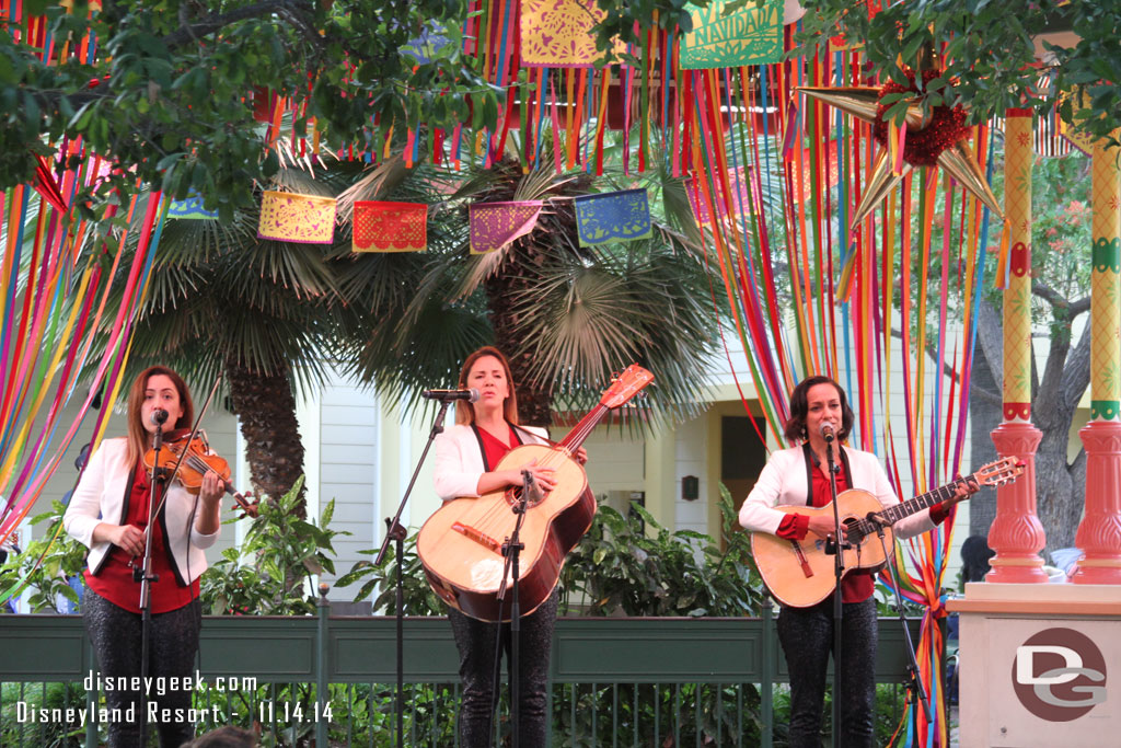 Tio Ellas performing on the bandstand