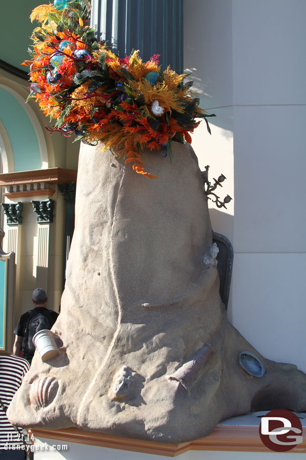 Where the garland connects to the base they have added these sand sculptures.