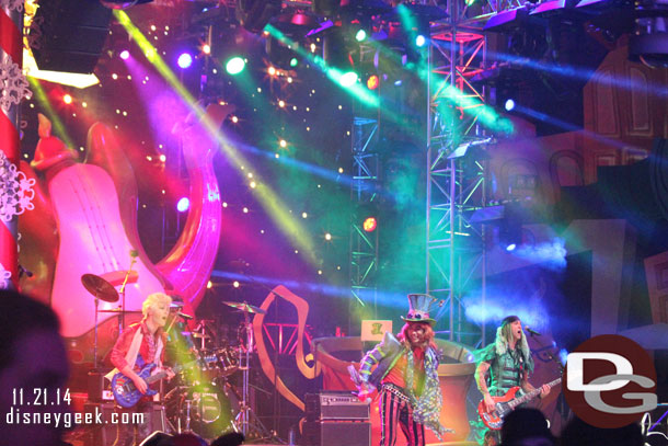 The Mad T Party band performing.