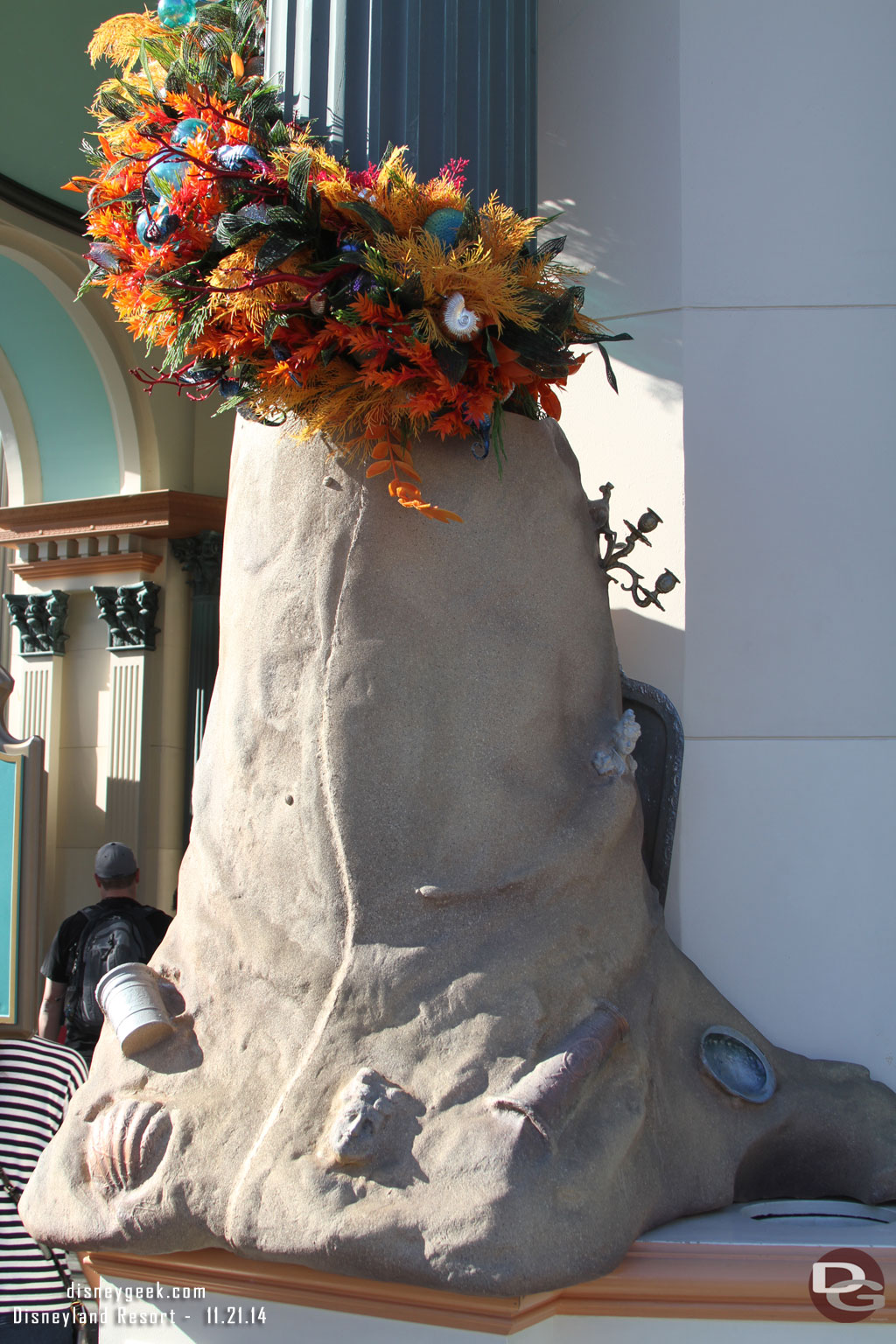 Where the garland connects to the base they have added these sand sculptures.