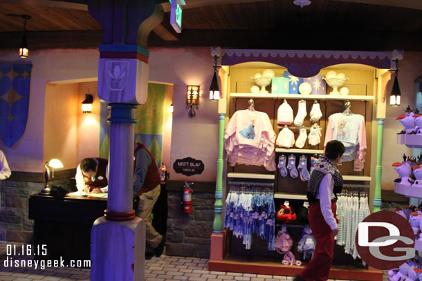 To the left is the pager return area for the Olaf meet and greet.  To the right the start of the merchandise area.