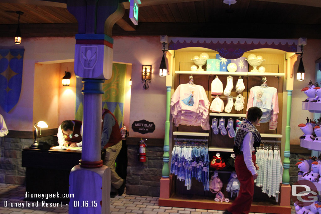 To the left is the pager return area for the Olaf meet and greet.  To the right the start of the merchandise area.