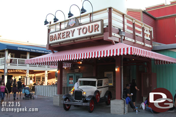 Can anyone tell the year of the old Ford parked out front?