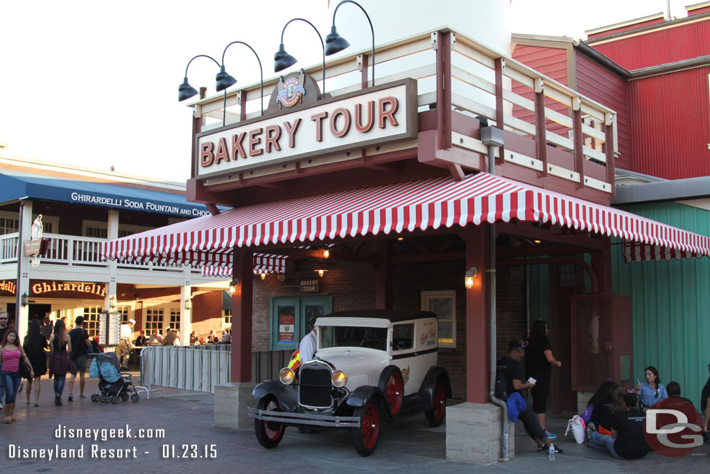 Can anyone tell the year of the old Ford parked out front?