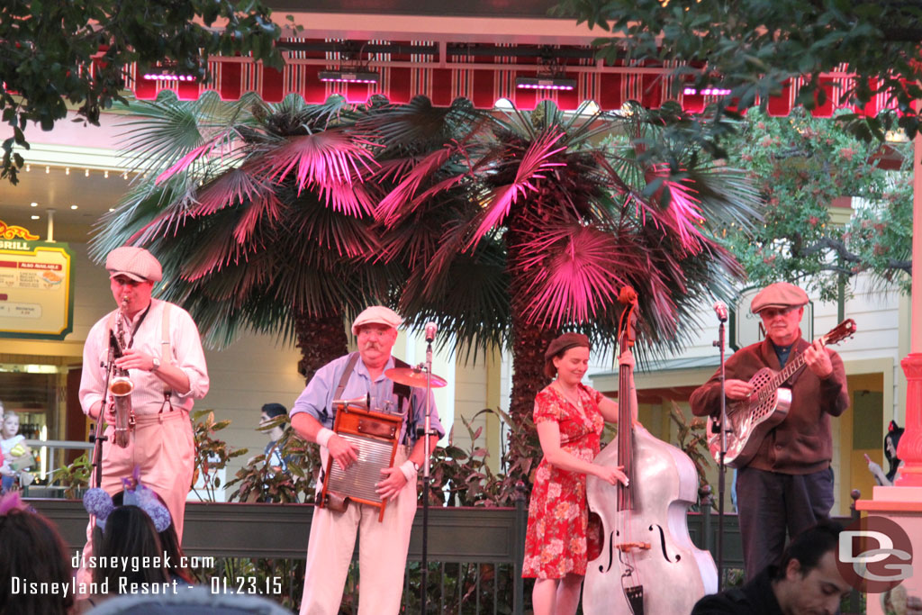 The Ellis Island Boys were playing so good dining entertainment.