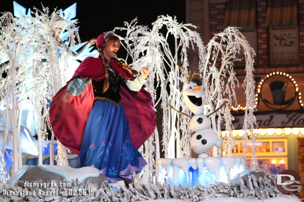 Anna and Olaf passing by in the Frozen preparade