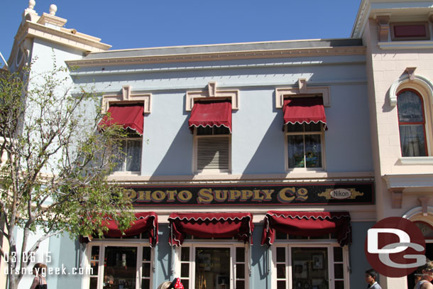 Due to the expected winds all the canopies and umbrellas were closed up, which meant limited shade this warm afternoon.