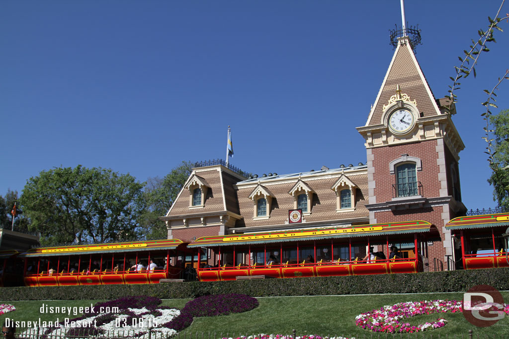 First stop for me Disneyland.  It was a picture perfect day.  Temps were on the warm sign, in the upper 80s but then it cooled down to the low 70s as the sun set.