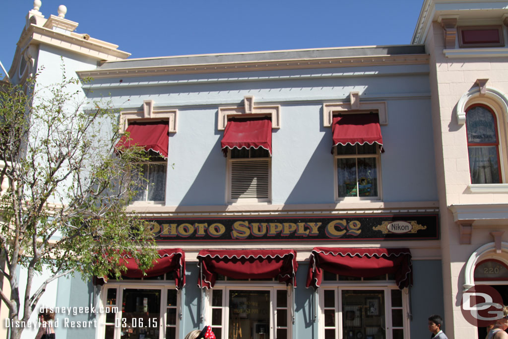 Due to the expected winds all the canopies and umbrellas were closed up, which meant limited shade this warm afternoon.