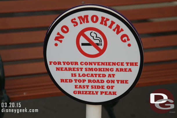 A sign directing smokers to Grizzly Peak 