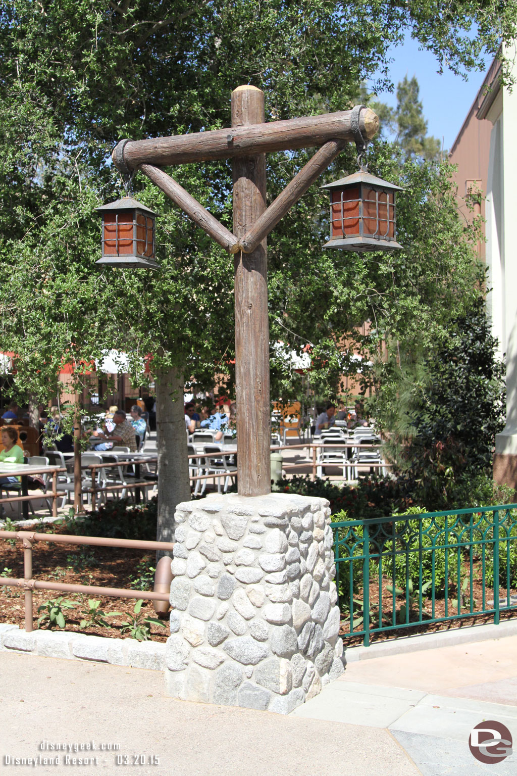 A new light near Carthay Circle.  I have a dedicated section/posting to the new restaurant and will only have a couple shots in this picture so be sure to visit that set to see all the great details.