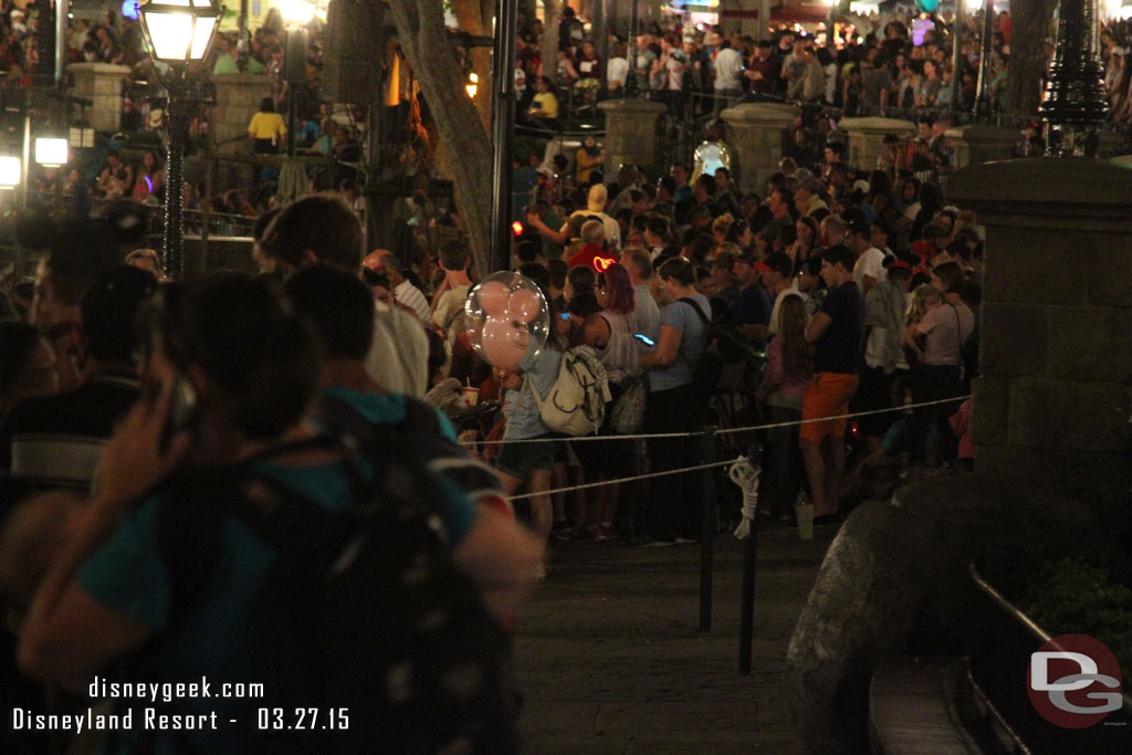 Looking down to the FastPass area plenty of space still and this was about 5 minutes to show time.