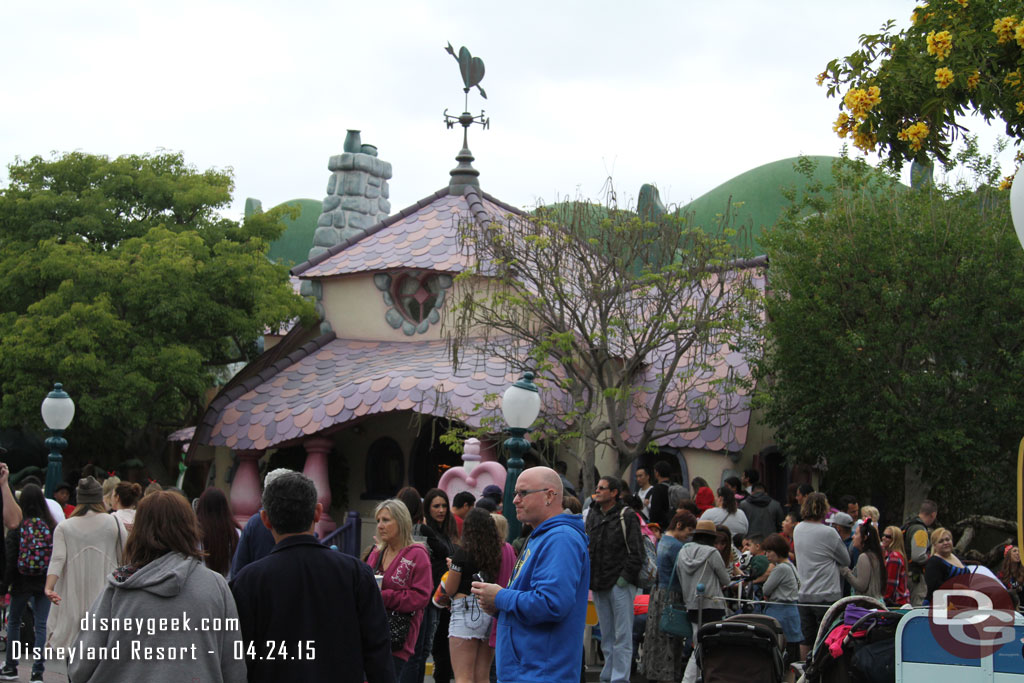 A long line outside Minnies house.. about half an hour if I remember right (Mickeys wait was the same).