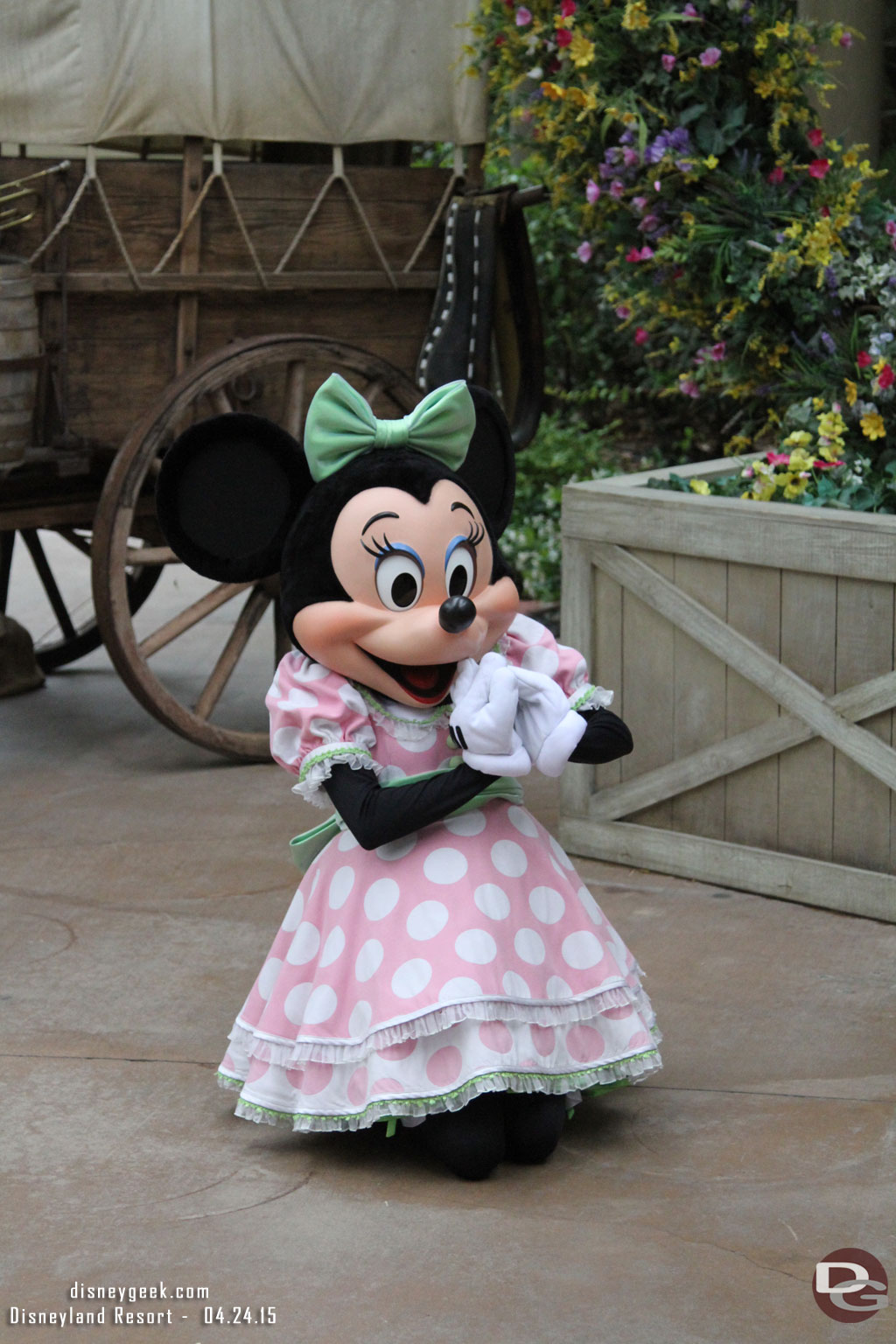 Minnie waiting for a child to approach.