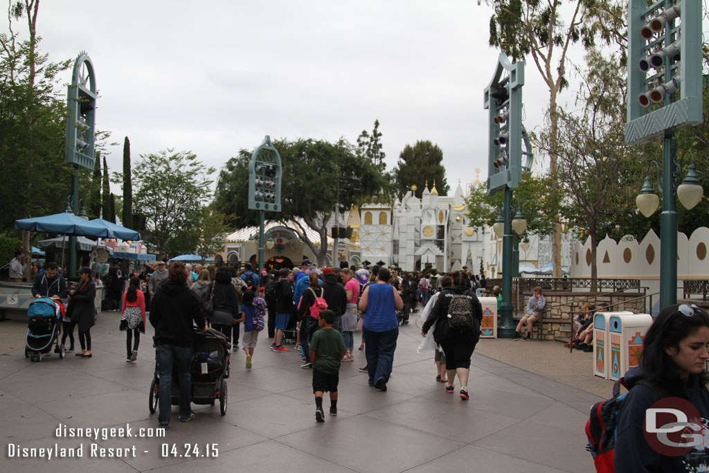 The Small World line backed up to the mall area. There was no extended queue set up so it looked worse than it was.