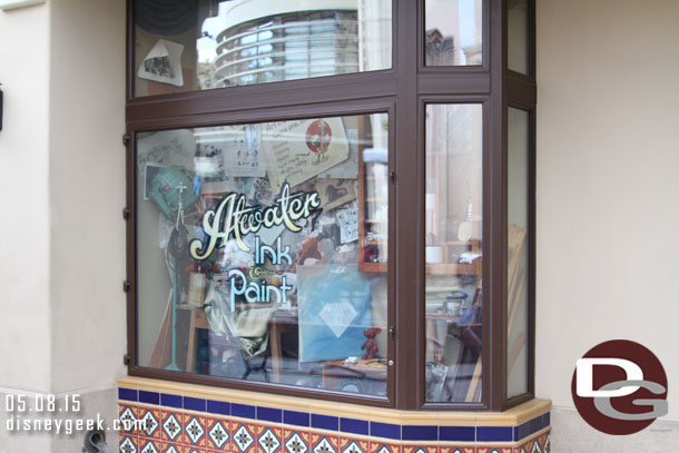 Some of the windows on Buena Vista Street have received diamonds. (the glare was not helpful this afternoon)