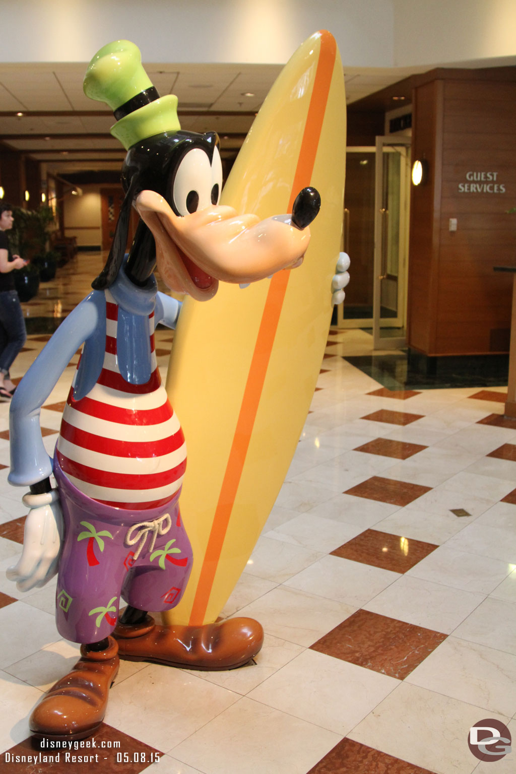 Goofy in the lobby of the Paradise Pier Hotel