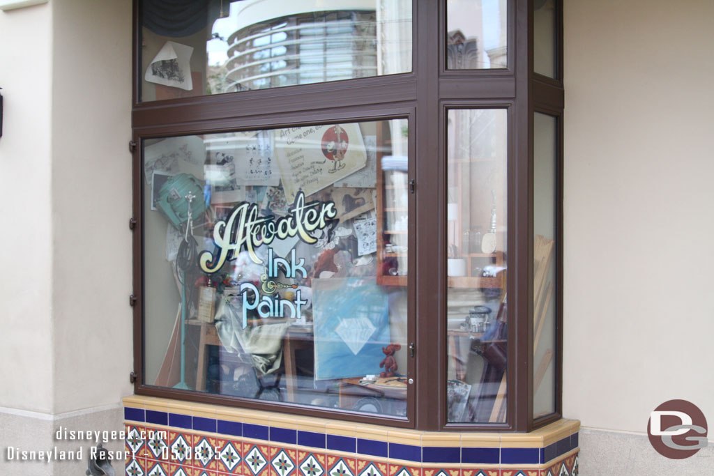 Some of the windows on Buena Vista Street have received diamonds. (the glare was not helpful this afternoon)