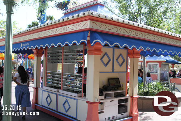 Sunglass Hut has taken over the kiosk near the Corn Dog Castle (the parade was still going on so no pics of the other side today)