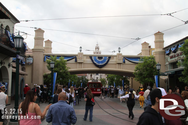 Buena Vista Street had a good size crowd.  One the left is the end of the merchandise line that went all the way to Carthay Circle doorway into Elias & Co