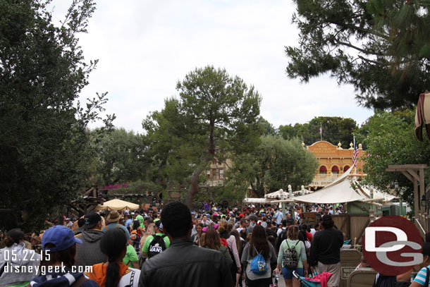 Frontierland had a lot of guests but they were moving.. I would say lighter than the holiday crowds, probably just around the feeling of a normal busy day.