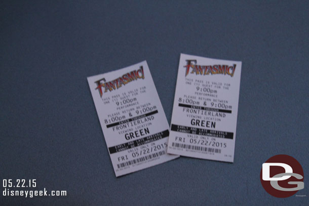 A rare sight for me.. FastPass for the first Fantasmic.. I had never succeeded in that until today.  Green is the second on the Pirates Bridge.