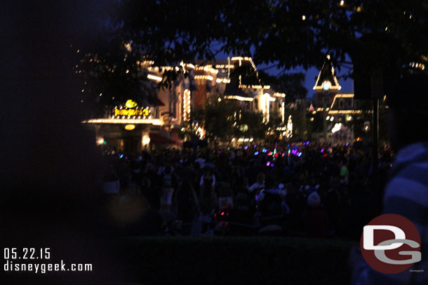 Again urged loudly by a CM to keep moving so a blurry shot of Main Street USA.. busy but not grid lock. This was 8:13pm.. just under 40 minutes until parade time.