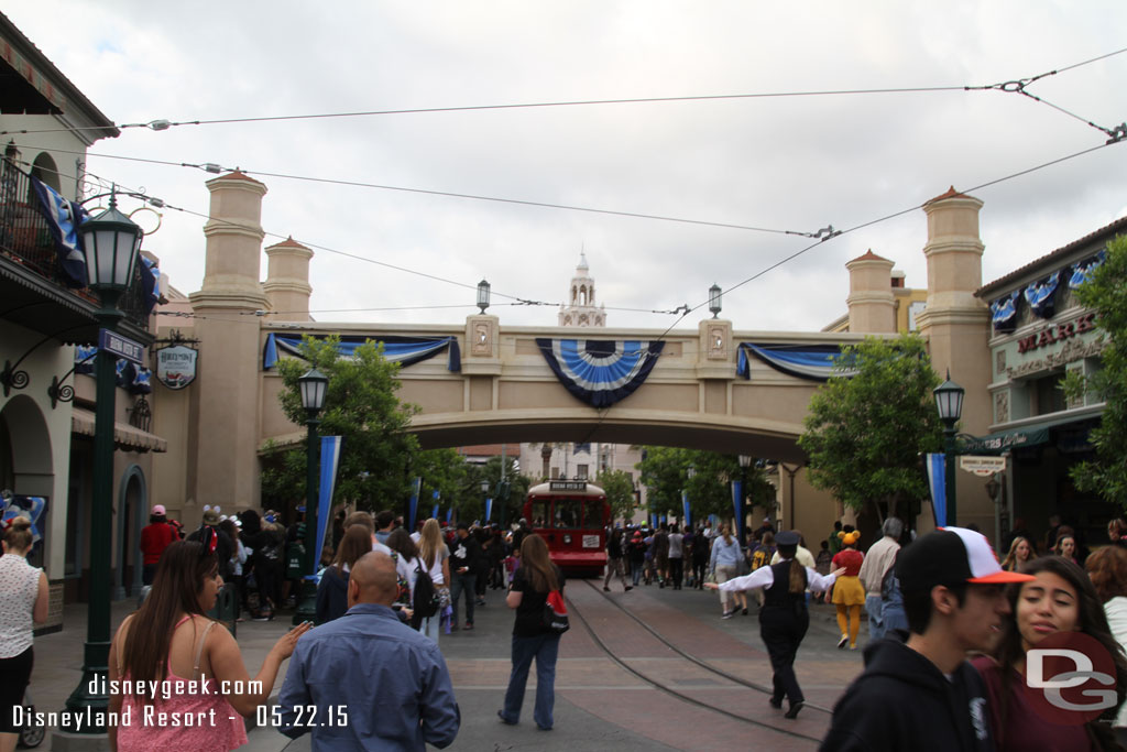 Buena Vista Street had a good size crowd.  One the left is the end of the merchandise line that went all the way to Carthay Circle doorway into Elias & Co