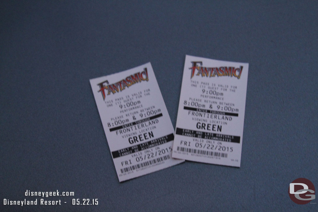 A rare sight for me.. FastPass for the first Fantasmic.. I had never succeeded in that until today.  Green is the second on the Pirates Bridge.