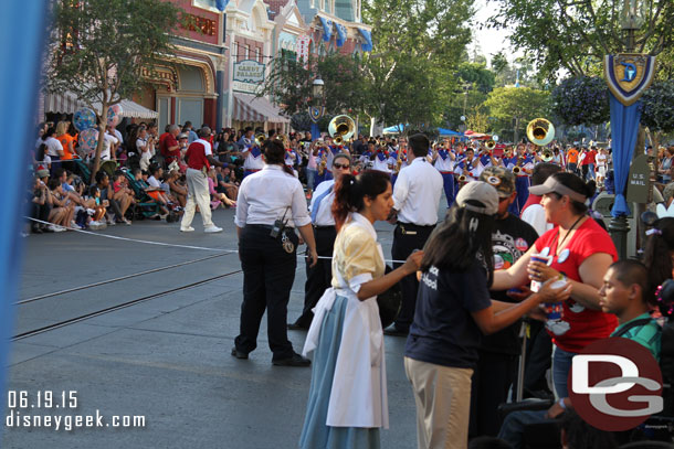 A cast member handing out water to those waiting for Pain the Night (this was about 6:30 so only a little over 2 hours until the parade) but many were here right after the 4:30 Soundsational