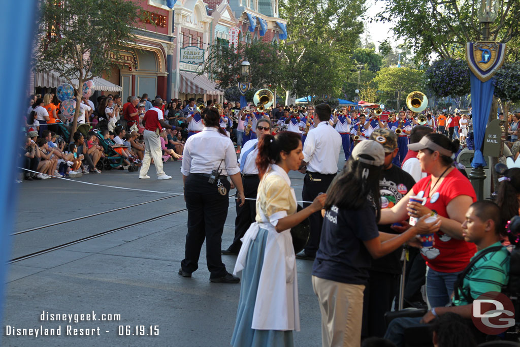 A cast member handing out water to those waiting for Pain the Night (this was about 6:30 so only a little over 2 hours until the parade) but many were here right after the 4:30 Soundsational