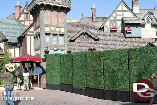 Passing by Peter Pan.  They was a trickle of Cast Members heading in to ride.