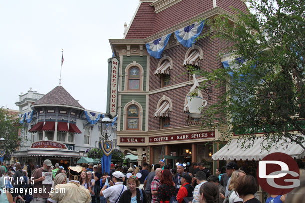 A large crowd near the Market House.  One long line for Star Bucks and one for the lockers.