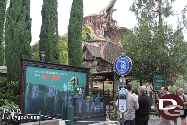 A new Diamond Celebration Photo Spot has opened near the exit of the Haunted Mansion.