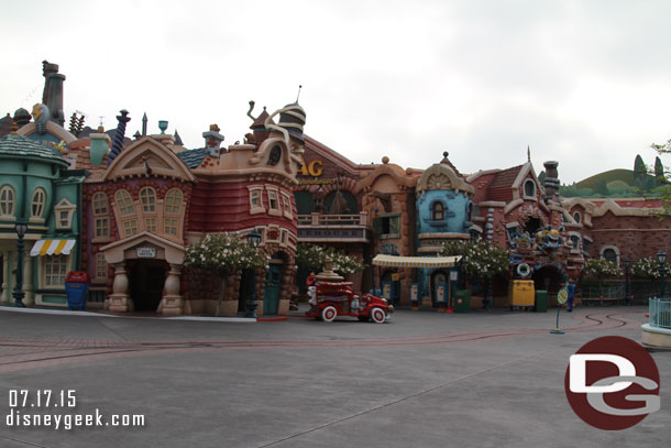 Wow no guests in a wide shot.. only a cast member down near Car Toon Spin